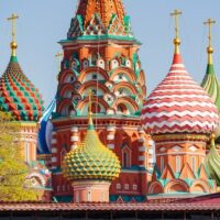 domes-cathedrale-saint-basile-place-rouge-moscou-contre-ciel-bleu-arbres-verts_390319-408